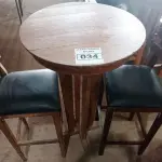 LOTE 034 - 01 MESA BISTRÔ EM MADEIRA COM 02 BANQUETAS E ACENTO ESTOFADO. (NO ESTADO, NÃO SABEMOS SE FUNCIONA. LEILÃO NÃO TEM GARANTIA E NEM DEVOLUÇÃO).