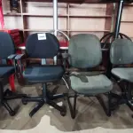 LOTE 088 - 04 CADEIRAS GIRATÓRIAS PARA ESCRITÓRIO. (NO ESTADO, NÃO SABEMOS SE FUNCIONA. LEILÃO NÃO TEM GARANTIA E NEM DEVOLUÇÃO).