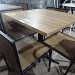 LOTE 063 - 01 CONJUNTO DE MESA COM TAMPO EM MADEIRA E PÉS DE FERRO COM 04 CADEIRAS MEDINDO 80CMX80CM. (NO ESTADO, NÃO SABEMOS SE FUNCIONA. LEILÃO NÃO TEM GARANTIA E NEM DEVOLUÇÃO).