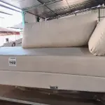 LOTE 102 - 01 SOFÁ INCOMPLETO (NO ESTADO, NÃO SABEMOS SE FUNCIONA. LEILÃO NÃO TEM GARANTIA E NEM DEVOLUÇÃO).