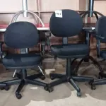 LOTE 081 - 04 CADEIRAS GIRATÓRIAS PARA ESCRITÓRIO. (NO ESTADO, NÃO SABEMOS SE FUNCIONA. LEILÃO NÃO TEM GARANTIA E NEM DEVOLUÇÃO).