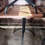 LOTE 071 - 02 MESAS COM TAMPO DE MADEIRA E PÉS DE FERRO MEDINDO 70CMX70CM. (NO ESTADO, NÃO SABEMOS SE FUNCIONA. LEILÃO NÃO TEM GARANTIA E NEM DEVOLUÇÃO).