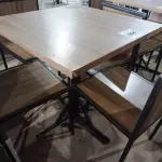 LOTE 064 - 01 CONJUNTO DE MESA COM TAMPO EM MADEIRA E PÉS DE FERRO COM 04 CADEIRAS MEDINDO 80CMX80CM. (NO ESTADO, NÃO SABEMOS SE FUNCIONA. LEILÃO NÃO TEM GARANTIA E NEM DEVOLUÇÃO).