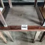 LOTE 042 - 04 MESAS DE MADEIRA MEDINDO 80CMX80CM. (NO ESTADO, NÃO SABEMOS SE FUNCIONA. LEILÃO NÃO TEM GARANTIA E NEM DEVOLUÇÃO).