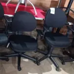 LOTE 081 - 04 CADEIRAS GIRATÓRIAS PARA ESCRITÓRIO. (NO ESTADO, NÃO SABEMOS SE FUNCIONA. LEILÃO NÃO TEM GARANTIA E NEM DEVOLUÇÃO).