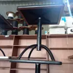 LOTE 052 - 03 MESAS DE MADEIRA E PÉS DE FERRO MEDIDAS VARIADAS. (NO ESTADO, NÃO SABEMOS SE FUNCIONA. LEILÃO NÃO TEM GARANTIA E NEM DEVOLUÇÃO).