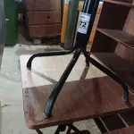 LOTE 072 - 02 MESAS COM TAMPO DE MADEIRA E PÉS DE FERRO MEDINDO 70CMX70CM. (NO ESTADO, NÃO SABEMOS SE FUNCIONA. LEILÃO NÃO TEM GARANTIA E NEM DEVOLUÇÃO).