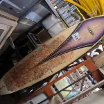LOTE 063 - 01 PRANCHA DE SURF (NO ESTADO, NÃO SABEMOS SE FUNCIONA. LEILÃO NÃO TEM GARANTIA E NEM DEVOLUÇÃO).