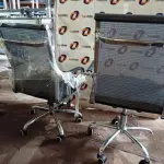LOTE 086 - 02 CADEIRAS GIRATÓRIAS PARA ESCRITÓRIO AIRGRID. (NO ESTADO, NÃO SABEMOS SE FUNCIONA. LEILÃO NÃO TEM GARANTIA E NEM DEVOLUÇÃO).