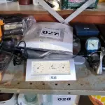 LOTE 027 - 01 LOTE COM SECADORES DE CABELO , FERRO DE PASSAR ROUPAR E RELÓGIOS (NO ESTADO, NÃO SABEMOS SE FUNCIONA. LEILÃO NÃO TEM GARANTIA E NEM DEVOLUÇÃO).