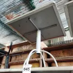 LOTE 045 - 03 MESAS COM TAMPO DE MADEIRAS E PÉS DE FERRO MEDINDO 90CMX90CM. (NO ESTADO, NÃO SABEMOS SE FUNCIONA. LEILÃO NÃO TEM GARANTIA E NEM DEVOLUÇÃO).