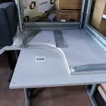 LOTE 100 - 03 MESA PARA ESCRITÓRIO SENDO 01 MESA DE CANTO (NO ESTADO, NÃO SABEMOS SE FUNCIONA. LEILÃO NÃO TEM GARANTIA E NEM DEVOLUÇÃO).