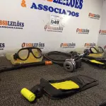 LOTE 049 - 02 ÓCULOS PARA MERGULHO, 02 SNORKEL E 01 REGULADOR DE PRESSÃO PARA TANQUE DE MERGULHO (NO ESTADO, NÃO SABEMOS SE FUNCIONA. LEILÃO NÃO TEM GARANTIA E NEM DEVOLUÇÃO).