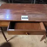 LOTE 088 - 01 APARADOR EM MADEIRA COM GAVETA (NO ESTADO, NÃO SABEMOS SE FUNCIONA. LEILÃO NÃO TEM GARANTIA E NEM DEVOLUÇÃO).