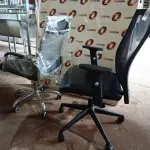 LOTE 087 - 02 CADEIRAS GIRATÓRIAS PARA ESCRITÓRIO AIRGRID. (NO ESTADO, NÃO SABEMOS SE FUNCIONA. LEILÃO NÃO TEM GARANTIA E NEM DEVOLUÇÃO).