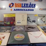 LOTE 031 - 01 LOTE COM DISCOS DE VINIL DIVERSOS (NO ESTADO, NÃO SABEMOS SE FUNCIONA. LEILÃO NÃO TEM GARANTIA E NEM DEVOLUÇÃO).