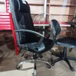 LOTE 084 - 02 CADEIRAS GIRATÓRIAS PARA ESCRITÓRIO, SENDO 01 PRESIDENTE COM AVARIAS. (NO ESTADO, NÃO SABEMOS SE FUNCIONA. LEILÃO NÃO TEM GARANTIA E NEM DEVOLUÇÃO).