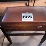 LOTE 069 - 01 BANCO EM MADEIRA PARA PIANISTA (NO ESTADO, NÃO SABEMOS SE FUNCIONA. LEILÃO NÃO TEM GARANTIA E NEM DEVOLUÇÃO).