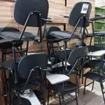 LOTE 092 - 12 CADEIRAS ESCOLAR. (NO ESTADO, NÃO SABEMOS SE FUNCIONA. LEILÃO NÃO TEM GARANTIA E NEM DEVOLUÇÃO).