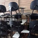 LOTE 091 - 12 CADEIRAS ESCOLAR.(NO ESTADO, NÃO SABEMOS SE FUNCIONA. LEILÃO NÃO TEM GARANTIA E NEM DEVOLUÇÃO).