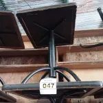 LOTE 047 - 03 MESAS DE MADEIRA E PÉS DE FERRO MEDIDAS VARIADAS. (NO ESTADO, NÃO SABEMOS SE FUNCIONA. LEILÃO NÃO TEM GARANTIA E NEM DEVOLUÇÃO).