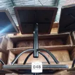 LOTE 048 - 03 MESAS DE MADEIRA E PÉS DE FERRO MEDIDAS VARIADAS. (NO ESTADO, NÃO SABEMOS SE FUNCIONA. LEILÃO NÃO TEM GARANTIA E NEM DEVOLUÇÃO).