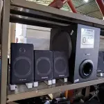 LOTE 046 - 01 CAIXA SUB CREATIVE E 07 CAIXAS PARA VOZ CREATIVE  E CAIXA COM CABOS (NO ESTADO, NÃO SABEMOS SE FUNCIONA. LEILÃO NÃO TEM GARANTIA E NEM DEVOLUÇÃO).