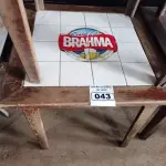LOTE 043 - 04 MESAS DE MADEIRA, SENDO 03 COM TAMPO DE AZULEJO MEDINDO 80CMX80CM. (NO ESTADO, NÃO SABEMOS SE FUNCIONA. LEILÃO NÃO TEM GARANTIA E NEM DEVOLUÇÃO).