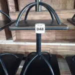 LOTE 048 - 03 MESAS DE MADEIRA E PÉS DE FERRO MEDIDAS VARIADAS. (NO ESTADO, NÃO SABEMOS SE FUNCIONA. LEILÃO NÃO TEM GARANTIA E NEM DEVOLUÇÃO).