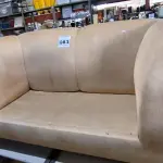 LOTE 083 - 01 SOFÁ COR CREME SEM ALMOFADAS (NO ESTADO, NÃO SABEMOS SE FUNCIONA. LEILÃO NÃO TEM GARANTIA E NEM DEVOLUÇÃO).
