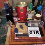 LOTE 015 - 01 LOTE COM GARRAFAS PARA DECORAÇÃO, CAIXA CLIMATIZADA PARA CHARUTOS (NO ESTADO, NÃO SABEMOS SE FUNCIONA. LEILÃO NÃO TEM GARANTIA E NEM DEVOLUÇÃO).