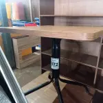 LOTE 072 - 02 MESAS COM TAMPO DE MADEIRA E PÉS DE FERRO MEDINDO 70CMX70CM. (NO ESTADO, NÃO SABEMOS SE FUNCIONA. LEILÃO NÃO TEM GARANTIA E NEM DEVOLUÇÃO).