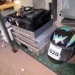 LOTE 020 - 01 LOTE COM APARELHOS DE DVD DIVERSOS, ESTABILIZADOR DE ENERGIA E CAPACETE PARA MOTO (NO ESTADO, NÃO SABEMOS SE FUNCIONA. LEILÃO NÃO TEM GARANTIA E NEM DEVOLUÇÃO).