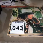 LOTE 043 - 01 LOTE COM DISCOS EM VINIL DIVERSOS (NO ESTADO, NÃO SABEMOS SE FUNCIONA. LEILÃO NÃO TEM GARANTIA E NEM DEVOLUÇÃO).