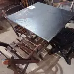 LOTE 094 - 01 MESA DE MADEIRA DOBRÁVEL COM 04 CADEIRAS. (NO ESTADO, NÃO SABEMOS SE FUNCIONA. LEILÃO NÃO TEM GARANTIA E NEM DEVOLUÇÃO).
