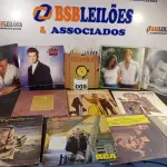 LOTE 008 - 01 LOTE COM DISCOS DE VINIL (NO ESTADO, NÃO SABEMOS SE FUNCIONA. LEILÃO NÃO TEM GARANTIA E NEM DEVOLUÇÃO).