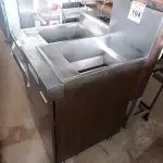 LOTE 104 - 01 FRITADEIRA INDUSTRIAL VULCAN EM AÇO INOX. (NO ESTADO, NÃO SABEMOS SE FUNCIONA. LEILÃO NÃO TEM GARANTIA E NEM DEVOLUÇÃO).
