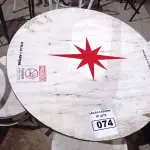 LOTE 074 - 01 CONJUNTO DE MESA COM 04 CADEIRAS STELA ARTOIS. (NO ESTADO, NÃO SABEMOS SE FUNCIONA. LEILÃO NÃO TEM GARANTIA E NEM DEVOLUÇÃO).