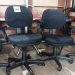 LOTE 082 - 04 CADEIRAS GIRATÓRIAS PARA ESCRITÓRIO. (NO ESTADO, NÃO SABEMOS SE FUNCIONA. LEILÃO NÃO TEM GARANTIA E NEM DEVOLUÇÃO).