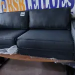 LOTE 099 - 02 SOFÁS DE CANTO NA COR CINZA ESCURO (NO ESTADO, NÃO SABEMOS SE FUNCIONA. LEILÃO NÃO TEM GARANTIA E NEM DEVOLUÇÃO).