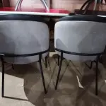 LOTE 089 - 02 CADEIRAS POLTRONA NA COR CINZA.(NO ESTADO, NÃO SABEMOS SE FUNCIONA. LEILÃO NÃO TEM GARANTIA E NEM DEVOLUÇÃO).