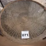 LOTE 071 - 01 MESA DE CENTRO COM VIDRO (NO ESTADO, NÃO SABEMOS SE FUNCIONA. LEILÃO NÃO TEM GARANTIA E NEM DEVOLUÇÃO).