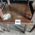 LOTE 041 - 04 MESAS DE MADEIRA MEDINDO 80CMX80CM. (NO ESTADO, NÃO SABEMOS SE FUNCIONA. LEILÃO NÃO TEM GARANTIA E NEM DEVOLUÇÃO).