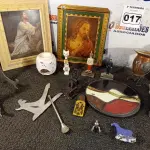 LOTE 017 - 01 LOTE COM ARTIGOS PARA DECORAÇÃO, COPOS PARA CHIMARRÃO, VELAS , QUADROS (NO ESTADO, NÃO SABEMOS SE FUNCIONA. LEILÃO NÃO TEM GARANTIA E NEM DEVOLUÇÃO).