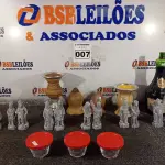 LOTE 007 - 01 LOTE COM GARRAFA DE VINHO ,ESTATUETAS PARA DECORAÇÃO E COPOS PARA CHIMARRÃO (NO ESTADO, NÃO SABEMOS SE FUNCIONA. LEILÃO NÃO TEM GARANTIA E NEM DEVOLUÇÃO).