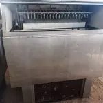 LOTE 102 - 01 MÁQUINA DE GELO EVEREST ECG  150KG/DIA COM AVARIAS EM AÇO INOX. (NO ESTADO, NÃO SABEMOS SE FUNCIONA. LEILÃO NÃO TEM GARANTIA E NEM DEVOLUÇÃO).