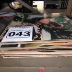 LOTE 043 - 01 LOTE COM DISCOS EM VINIL DIVERSOS (NO ESTADO, NÃO SABEMOS SE FUNCIONA. LEILÃO NÃO TEM GARANTIA E NEM DEVOLUÇÃO).