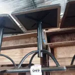 LOTE 049 - 03 MESAS DE MADEIRA E PÉS DE FERRO MEDIDAS VARIADAS. (NO ESTADO, NÃO SABEMOS SE FUNCIONA. LEILÃO NÃO TEM GARANTIA E NEM DEVOLUÇÃO).