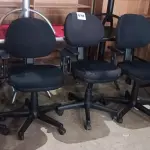 LOTE 078 - 04 CADEIRAS GIRATÓRIAS PARA ESCRITÓRIO. (NO ESTADO, NÃO SABEMOS SE FUNCIONA. LEILÃO NÃO TEM GARANTIA E NEM DEVOLUÇÃO).