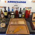 LOTE 015 - 01 LOTE COM GARRAFAS PARA DECORAÇÃO, CAIXA CLIMATIZADA PARA CHARUTOS (NO ESTADO, NÃO SABEMOS SE FUNCIONA. LEILÃO NÃO TEM GARANTIA E NEM DEVOLUÇÃO).